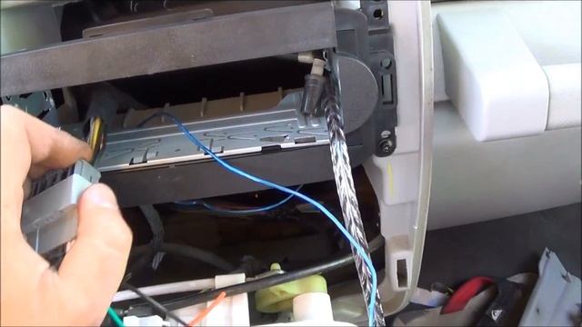 2006-2010 PT Cruiser Radio Removal And Install смотреть онлайн