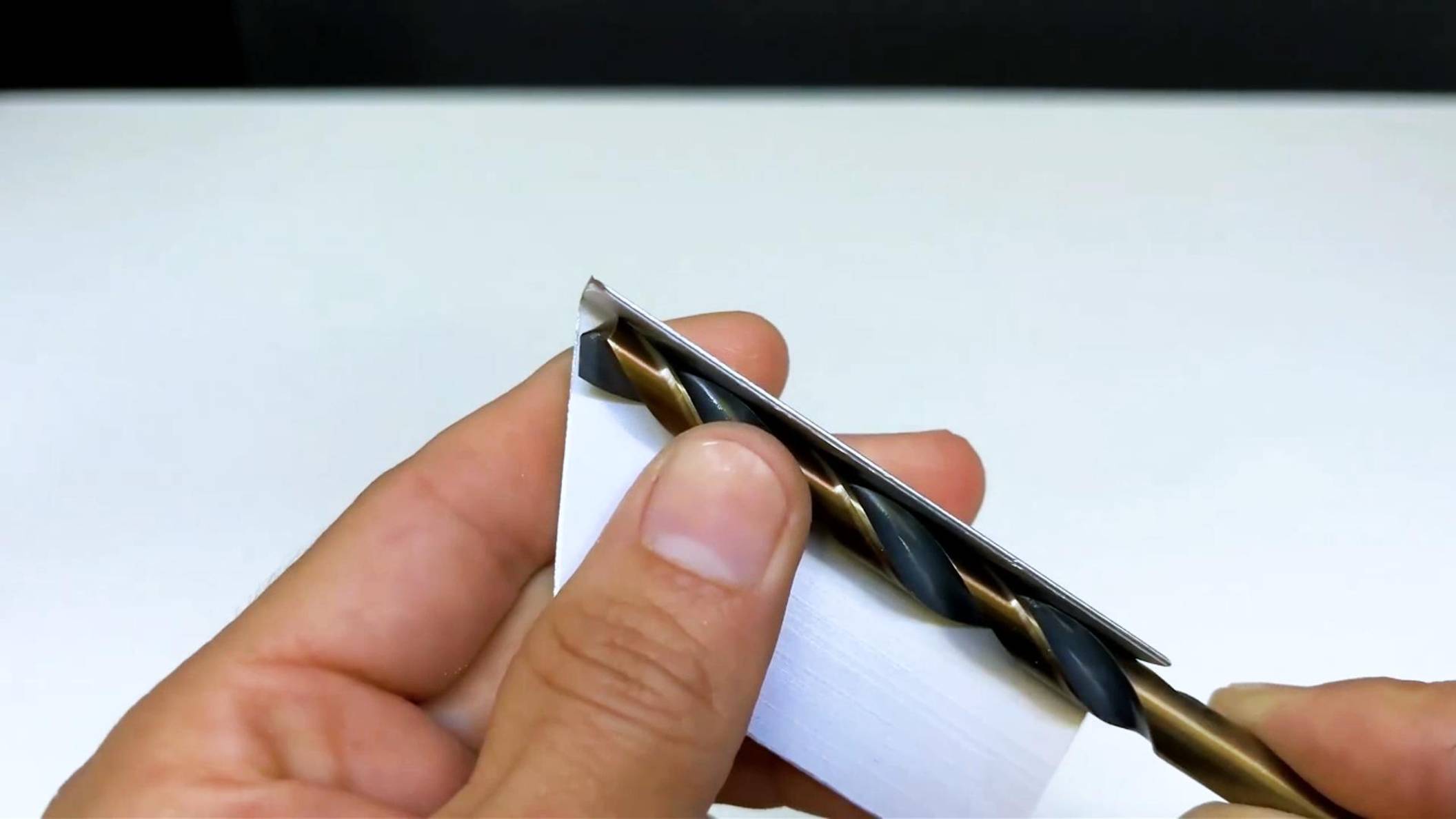 Как заточить сверло по металлу всего за две минуты? Этот метод действительно впечатляет! смотреть онлайн