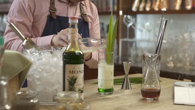 Pandan Iced Latte with MONIN Pandan syrup - English смотреть онлайн