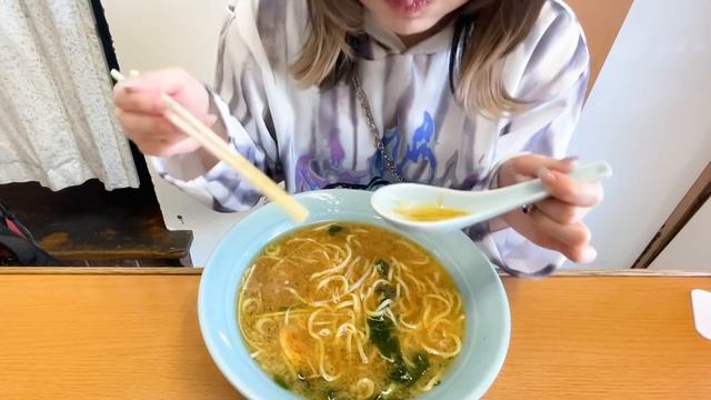 ラーショみたいでラーショじゃない！？シャキトロ食感のネギラーメンを食べてきた【大食い】 смотреть онлайн