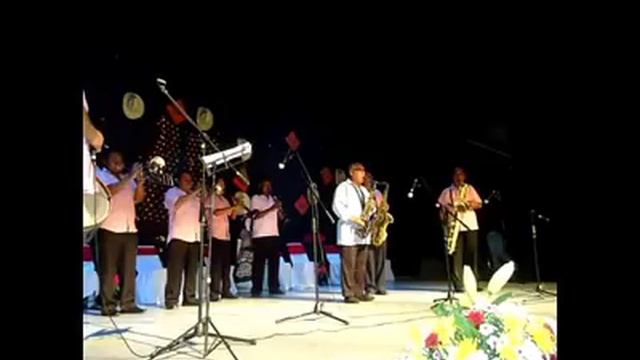 Banda Santa Cecilia "Quien Sera" смотреть онлайн