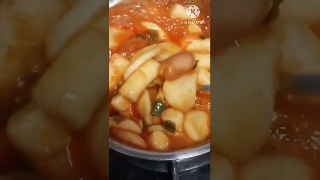 국물소세지떡볶이 / soup sausage tteokbokki / #shorts смотреть онлайн