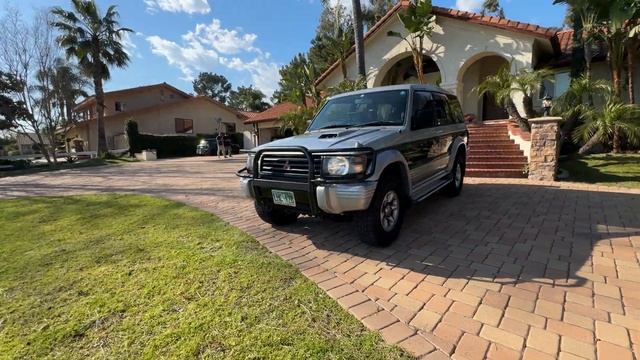 1996 Mitsubishi Pajero Exterior Tour смотреть онлайн