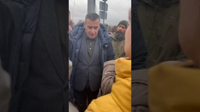 Я не доверяю всем чиновникам, работающим здесь, и представителям государства!
Александр Хинштейн смотреть онлайн