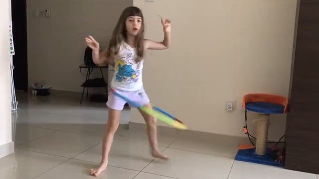 Вчимося крутити обруч! Чи легко це? | How to hula hoop смотреть онлайн