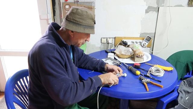Как установить автоматическое освещение своего участка ч 1 смотреть онлайн