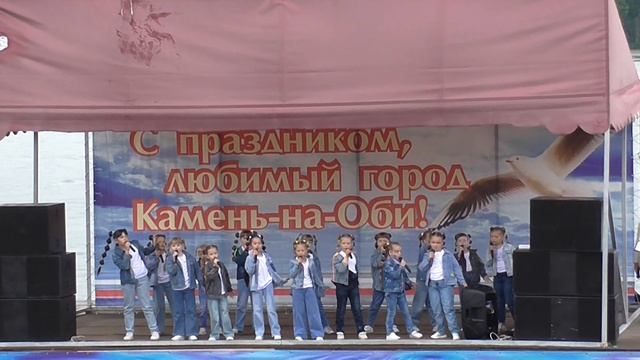 Детская Эстрадная студия " Курносики" - Обнимем этот мир смотреть онлайн