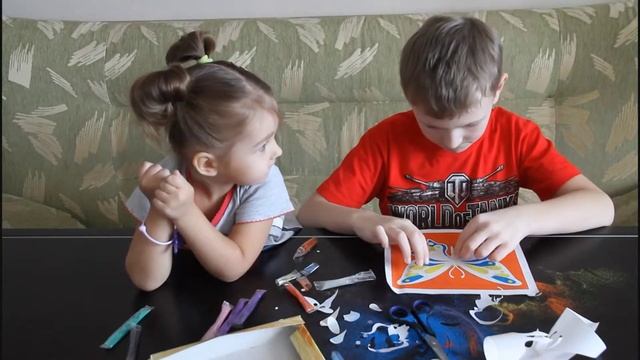 Алиса и Егор делают фреску Бабочка из цветного песка. смотреть онлайн