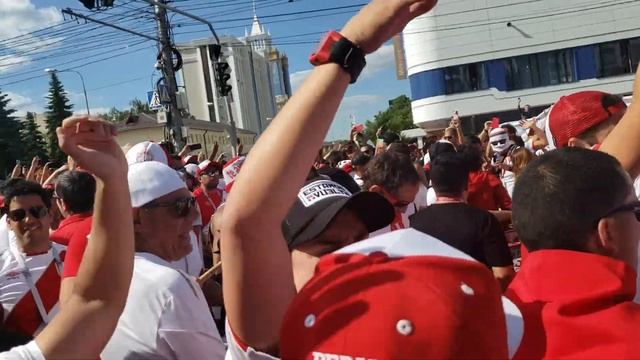 Perú Fans in Saransk/ Hinchada Peruana en Saransk смотреть онлайн