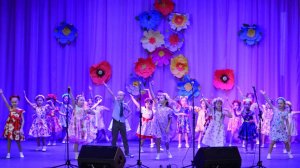 Танец Весна красна идёт и песенку поёт