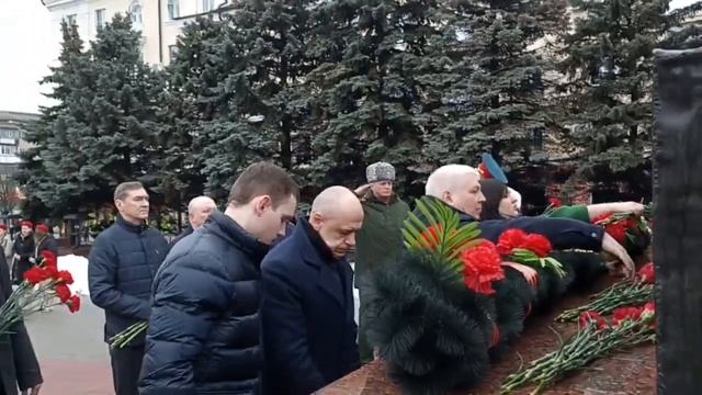 Возложение цветов у памятника Солдату-Освободителю на площади 40-летия Победы смотреть онлайн