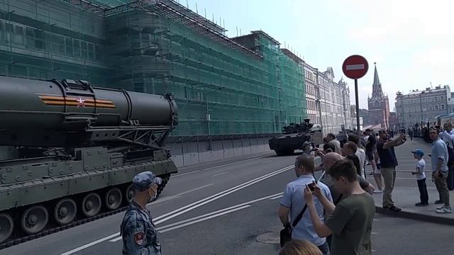 #парадпобеды #москвапарад. Репетиция парада. Техника уходит с Моховой. #2 смотреть онлайн