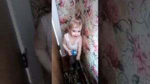 Анюта добровольно идёт в угол!