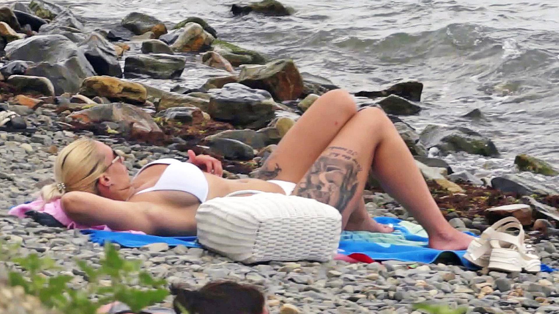 Дикий пляж, камни и волны. Не все отдыхающие в Анапе знают об этом пляже смотреть онлайн