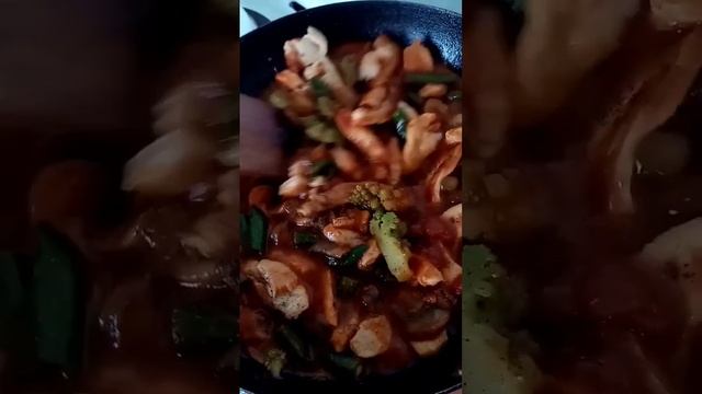Мясо с овощами тушим на сковороде🥘 #овощи #Shorts смотреть онлайн