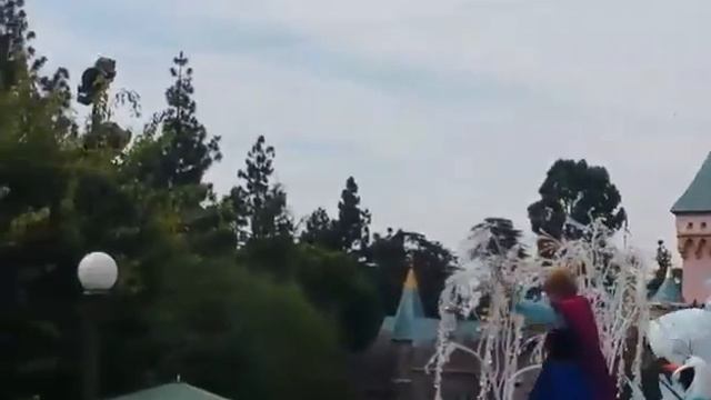 Anna and Elsa of Frozen - Disneyland Parade смотреть онлайн