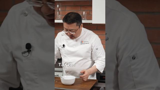 как правильно выжимать сок лимона. Кулинарный совет от шеф-повара Сергея Лигая смотреть онлайн