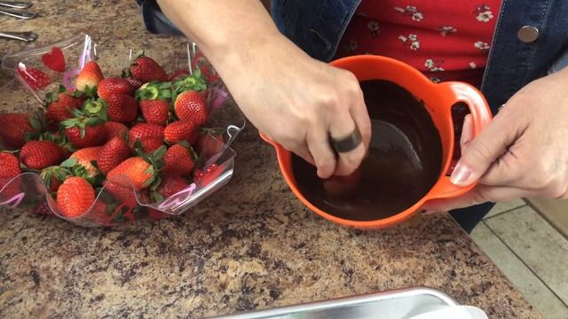 CHOCOLATE DIPPED STRAWBERRIES смотреть онлайн