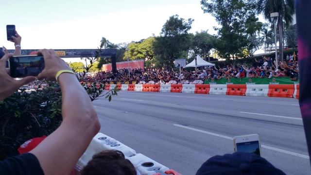 Adrenaline Unleashed: F1 Cars Roaring Through Miami Streets смотреть онлайн