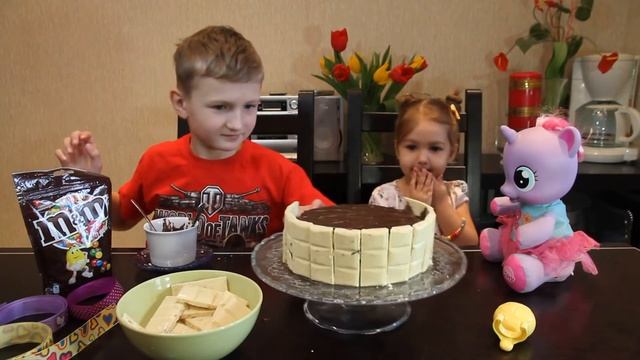 Украшаем шоколадный торт M&M's и белым шоколадом | Decorate with chocolate cake M & M's смотреть онлайн