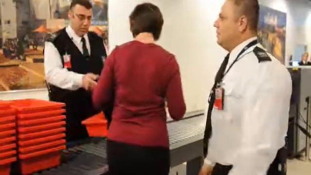 Body Scanner at Melbourne Airport смотреть онлайн