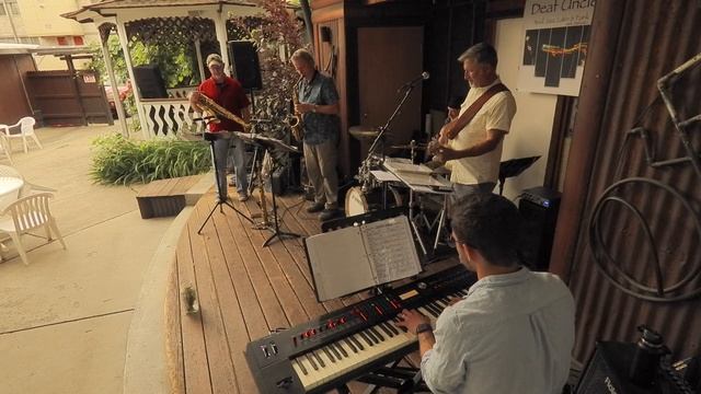Deaf Uncle, Dolphin Dance смотреть онлайн