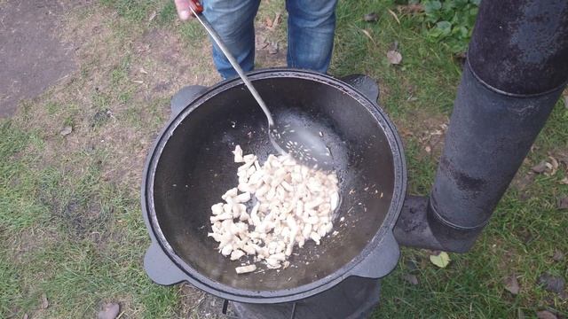 Это очень вкусно! Паста с курицей в сливочно-грибном соусе в казане на костре. смотреть онлайн