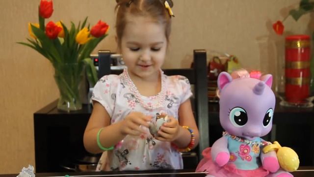 Распаковка киндеров сюрпризов Игрушки яйцо сюрприз распаковка Kinder Surprise toys for girls смотреть онлайн