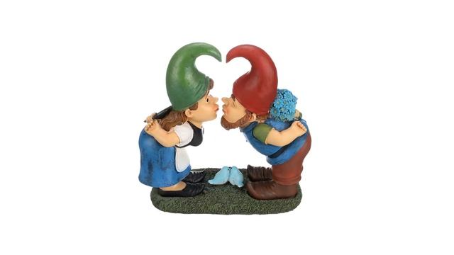 ⚡️ Design Toscano's Kiss and Tell, Lover Gnomes Statue, Resin смотреть онлайн