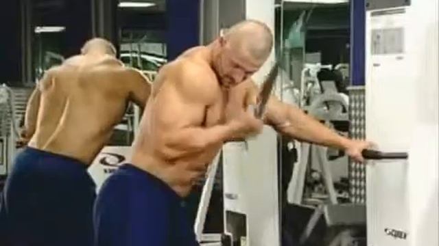 Выпрямление руки стоя на верхнем блоке смотреть онлайн