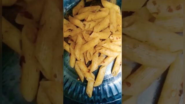 Viral pasta chips #shorts #foodie #pastachips смотреть онлайн