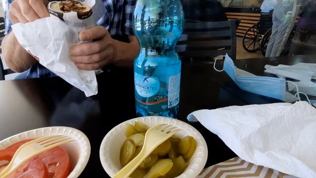 Лёгкий перекус. Всем приятного аппетита! Вкусная шаурма в медицинском центре аЭмек. Афула, Израиль. смотреть онлайн
