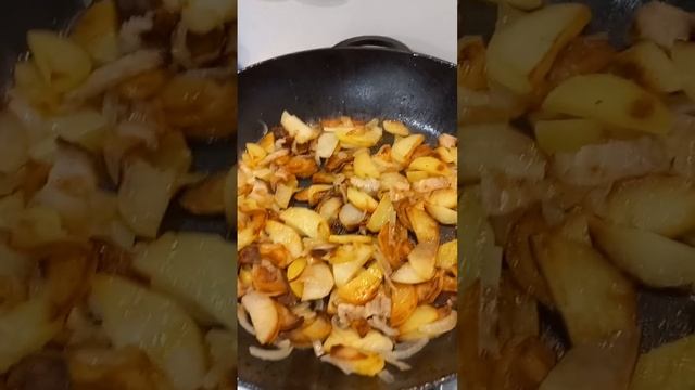 Жареная картошка в чугунной сковородке смотреть онлайн
