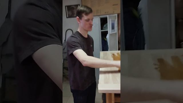 Финишный рывок - покрытие маслом столешницы учебного стола в столярной школе! смотреть онлайн