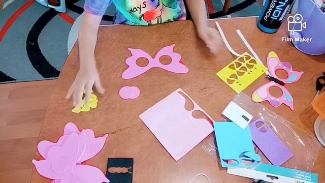 Decorating Butterfly Masks смотреть онлайн