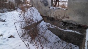 Заброшенный поселок в лесу у железной дороги