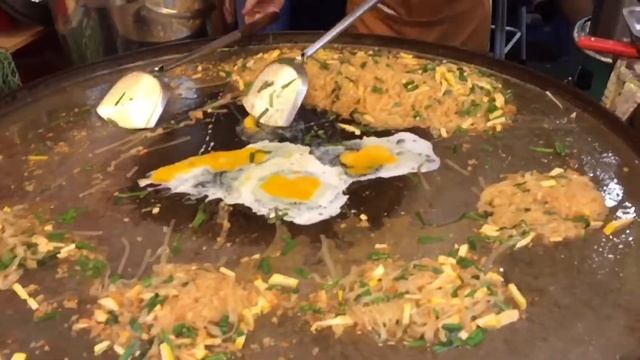 Most Famous!! Huge Pad Thai Wok - Bangkok Street Food смотреть онлайн