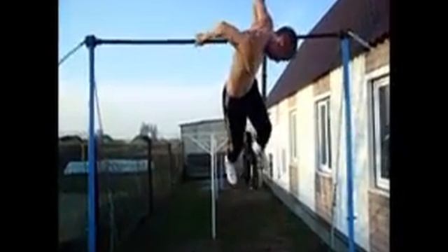 я_и_Костик силовые элементы на турнику и на брусьях смотреть онлайн
