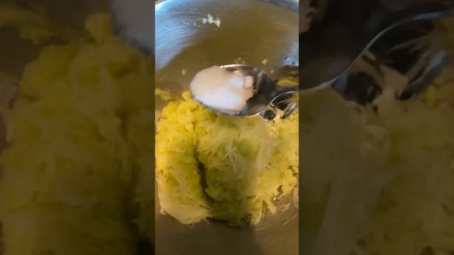 Веганские оладьи из кабачков с зеленым соусом смотреть онлайн