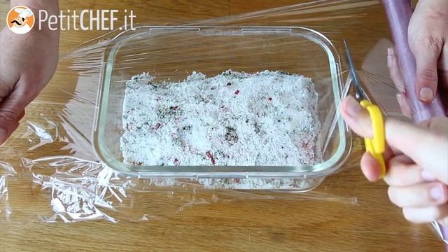 Gravlax, il salmone marinato alla svedese - Tutorial cucina PetitChef.it смотреть онлайн