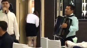 Руслан Кирамутдинов поет на свадьбе красивую песню!