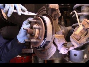 Линкольн Навигатор 1998 (Замена колодок ручника)