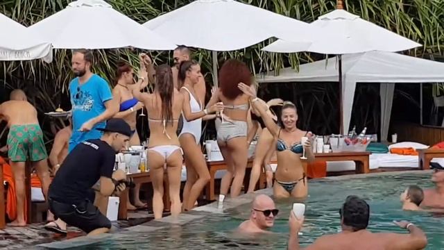 Наши девченки на Niki Beach Samui, создают атмосферу веселья Не работа а мечта смотреть онлайн