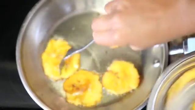 DOMINICAN CRAB WITH TOSTONES | fried green plantains|easy crab recipe| At Home With Ros Emely смотреть онлайн