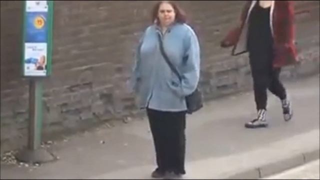 Woman Dancing At The Bus Stop (Ace Hood - Bugatti Version) смотреть онлайн