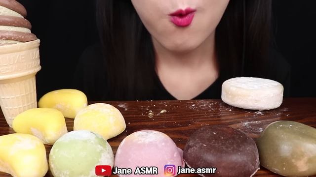 ASMR ICE CREAM RICE CAKES, GREEN TEA CHOCOLATE, STRAWBERRY ICE CREAM CONE 찰떡 아이스크림 먹방 MUKBANG смотреть онлайн