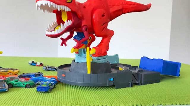 HOT WHEELS ХОТ ВИЛС Атака Тираннозавра Рекса новыми машинками X-Raycers 2020 смотреть онлайн