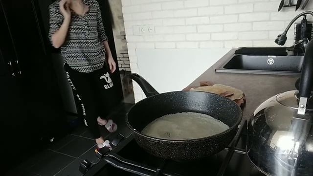 VLOG. Жарим блинчики) и болтаем смотреть онлайн
