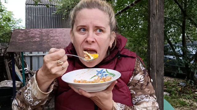 Вкуснейший мукбанг на природе/я всё ещё на даче 😄. #любашиныбудни смотреть онлайн