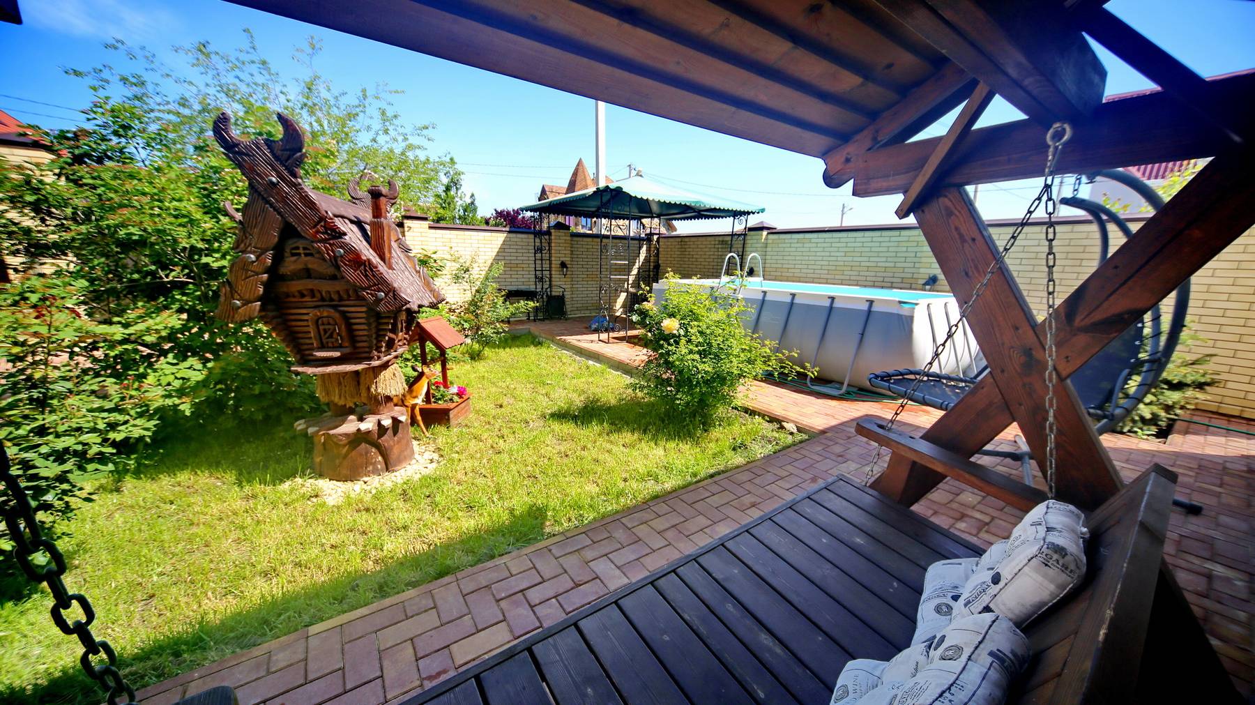 Дом с бассейном в Анапе без хозяев.